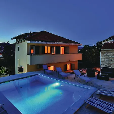 Stunning Apartment In Trogir Апартаменти Трогір