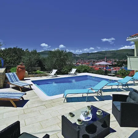 Апартаменти Stunning Apartment In Trogir