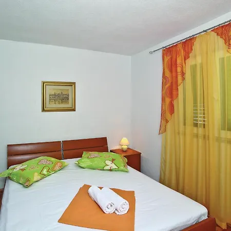 Апартаменти Stunning Apartment In Trogir Трогір