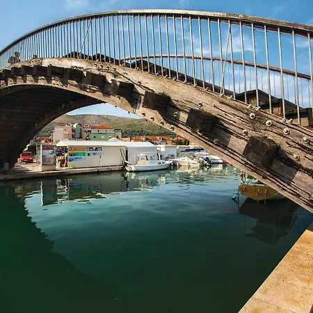 Апартаменти Stunning Apartment In Trogir *